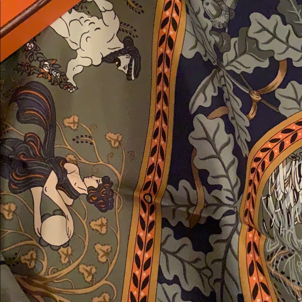 Hermès 100 💯 silk made in 🇫🇷 - Picture 2 of 4